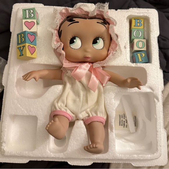 Vintage 1997 Danbury Mint "B Is For Boop" Baby Betty Boop Porcelain Doll - Picture 4 of 5